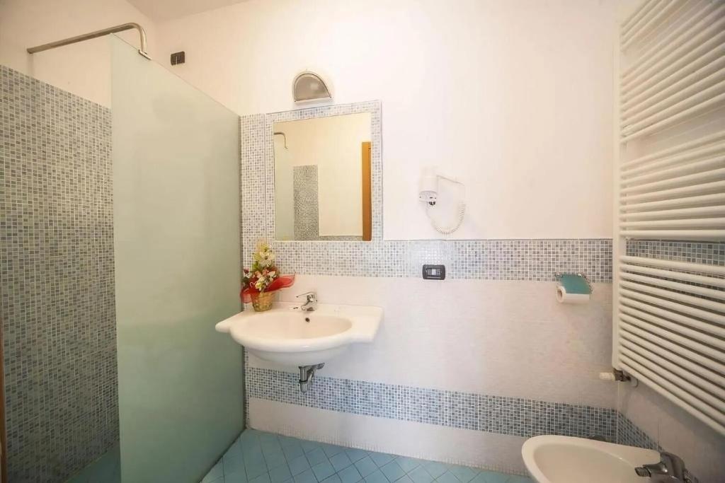Koupelna v ubytování Hotel Lorenzo