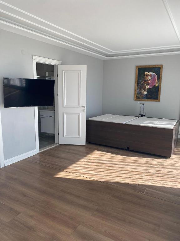 TV a/nebo společenská místnost v ubytování Assos Longevity Hotel