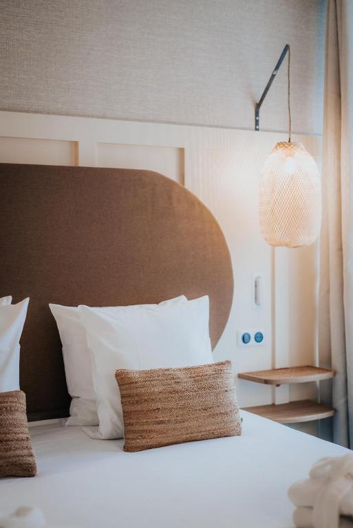 Postel nebo postele na pokoji v ubytování Hôtel Henry II Beaune Centre
