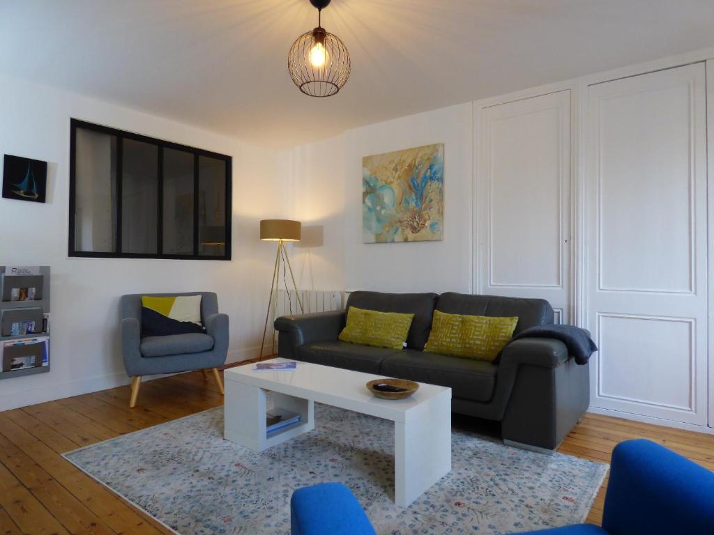 グランビルにあるBelle époqueのソファとテーブルのあるリビングルーム