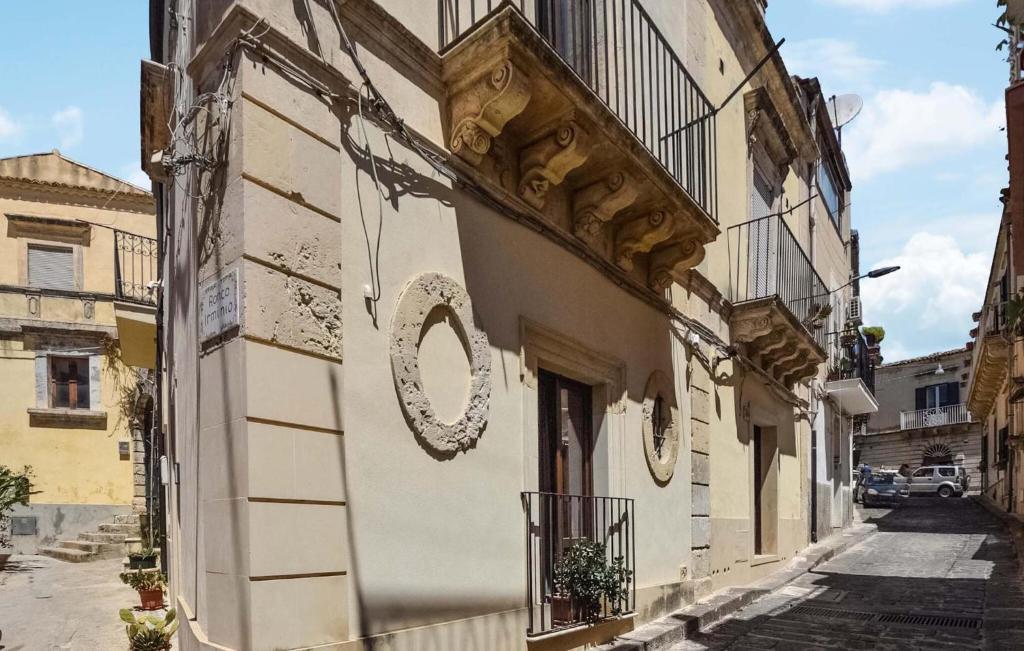 a building with areath on the side of a street at Amazing Home In Noto With Wifi in Noto