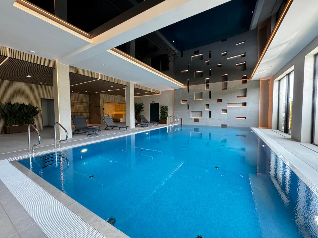 Bazén v ubytování Aparthotel Anchoria Holiday Honest-Serwis nebo v jeho okolí