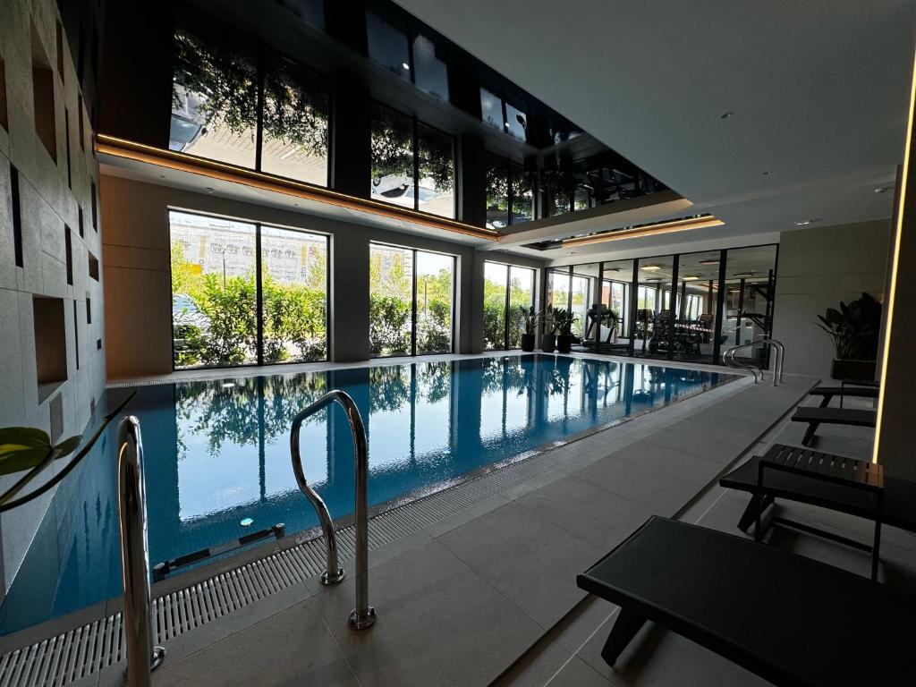 Bazén v ubytování Aparthotel Anchoria Holiday Honest-Serwis nebo v jeho okolí