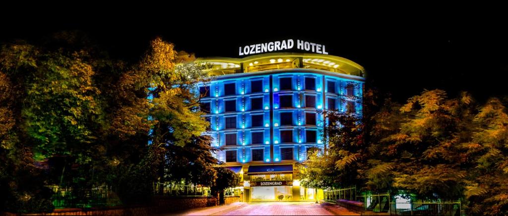 KırklareliにあるLozengrad Hotelの青い建物