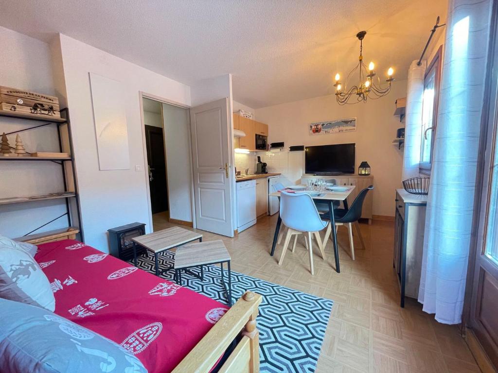 une chambre avec un lit et une cuisine avec une table dans l'établissement Appartement cosy avec piscine, animaux admis et parking à Flumet - FR-1-505-206, à Flumet