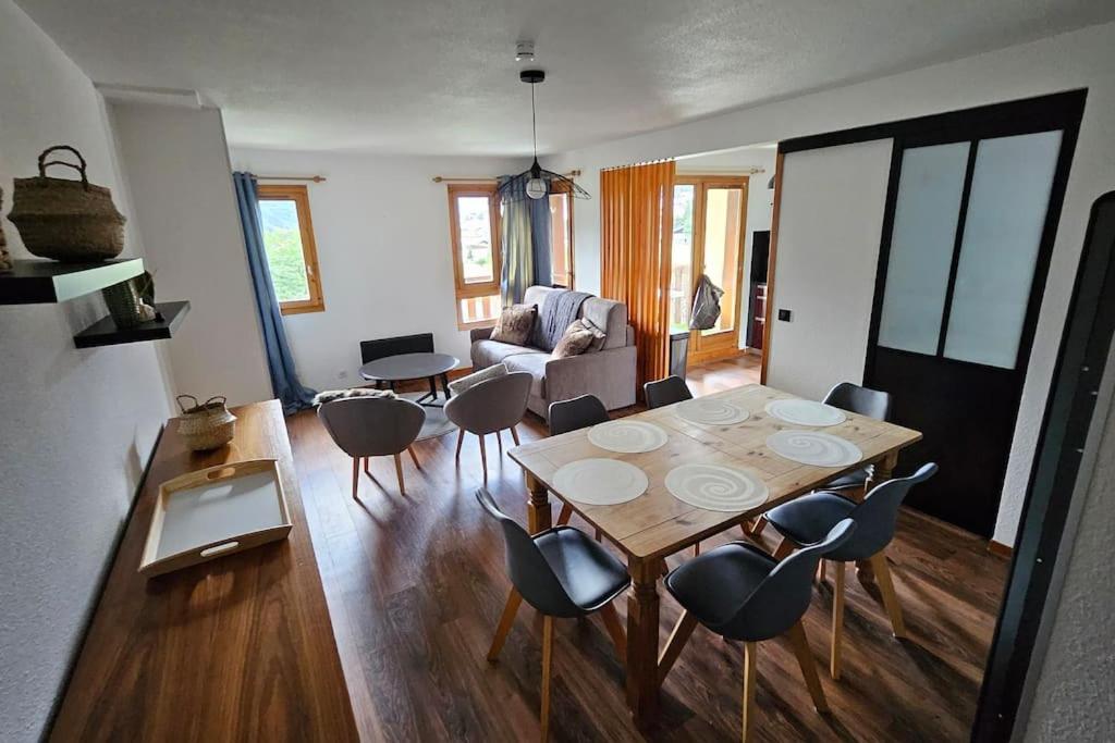 un salon avec une table et des chaises en bois dans l'établissement Bel appartement 3 chambres plein sud, à Bourg-Saint-Maurice