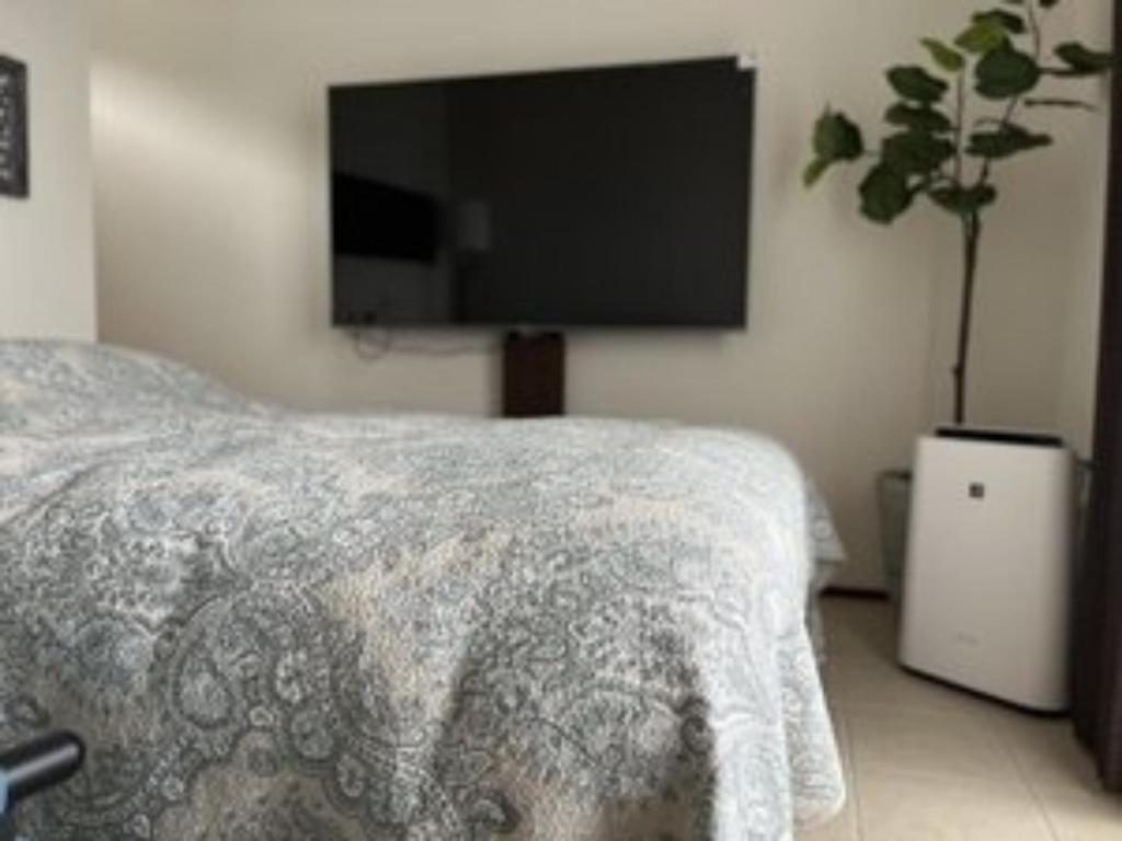 a bedroom with a bed and a flat screen tv at Onomichi Villa Ayah - Vacation STAY 74632v in Onomichi