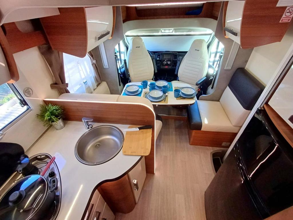 Kuchyň nebo kuchyňský kout v ubytování Autocaravana de lujo Elnagh