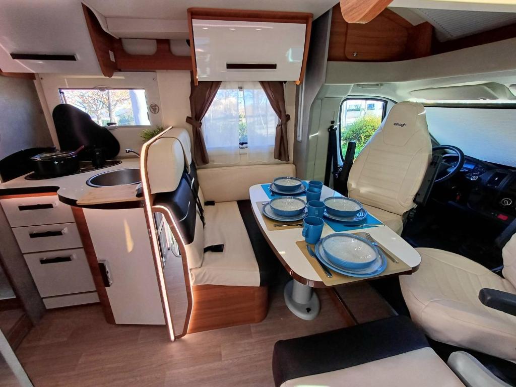Posezení v ubytování Autocaravana de lujo Elnagh