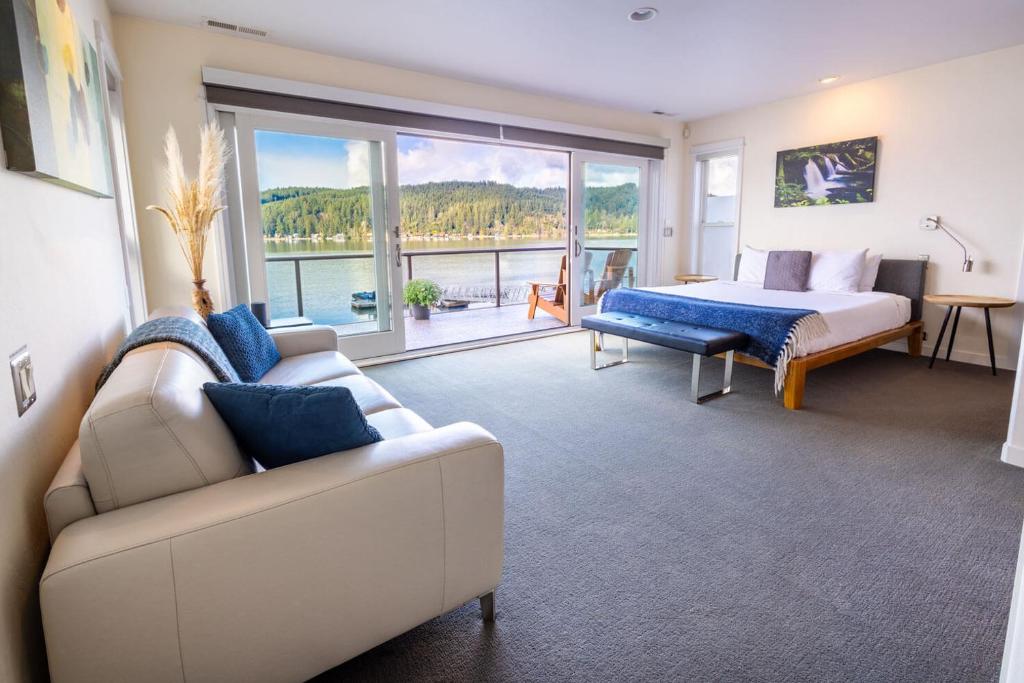 Posezení v ubytování Luxury Lookout Hood Canal Vacation Rental