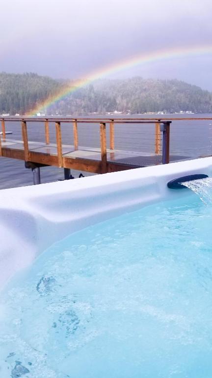Bazén v ubytování Luxury Lookout Hood Canal Vacation Rental nebo v jeho okolí