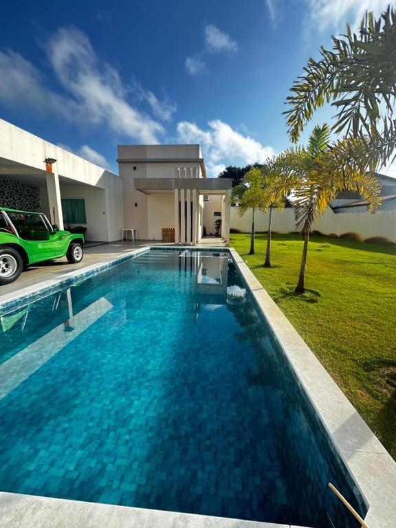 una piscina davanti a una casa di Caueira Casa Beach - Gomes & Lima a Itaporanga dʼAjuda