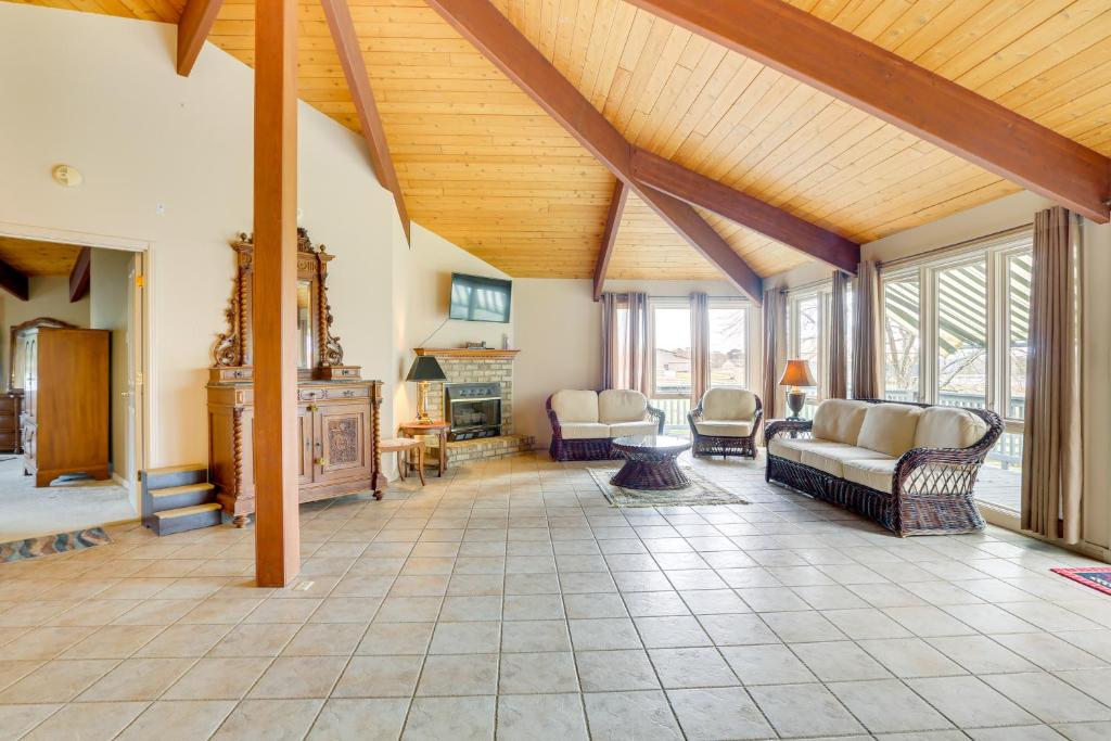 Χώρος καθιστικού στο Secluded Countryside Home with Deck in Siler City