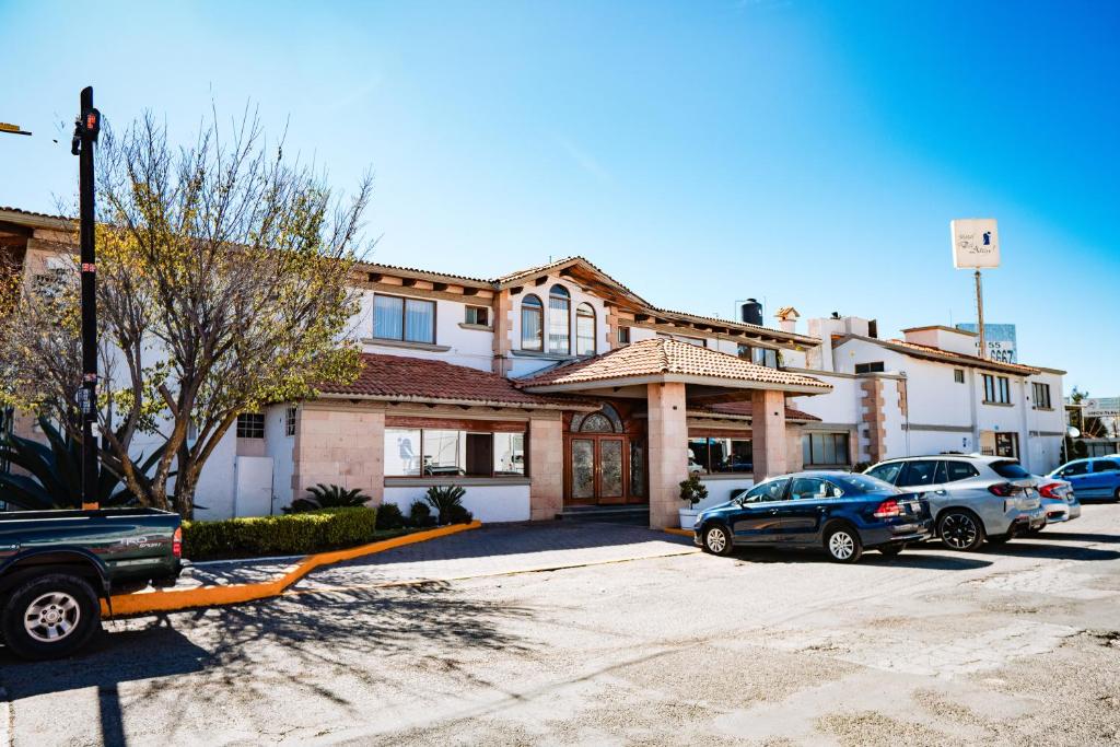 un camión está estacionado frente a una casa en Hotel Del Angel, Apizaco, en Apizaco