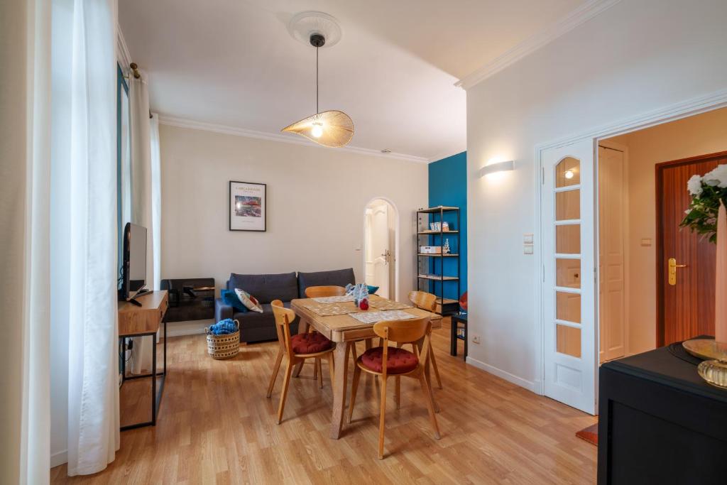 un salon avec une table et un canapé dans l'établissement Le petit coin de la bastide 11, à Carcassonne