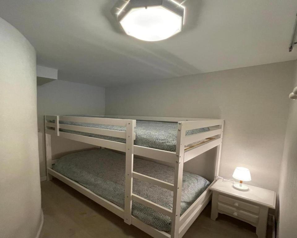 Posteľ alebo postele v izbe v ubytovaní Apartamento Ameto en la plaza Pradollano"Junto al telecabina Borreguiles"