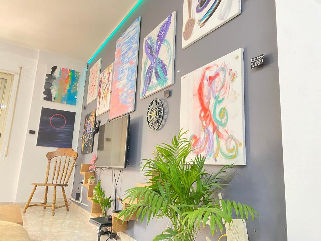 TV a/nebo společenská místnost v ubytování Maison D’artiste