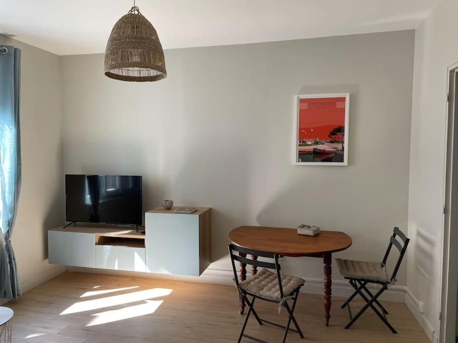 TV a/nebo společenská místnost v ubytování Le Marceau - Maison climatisée avec jardin