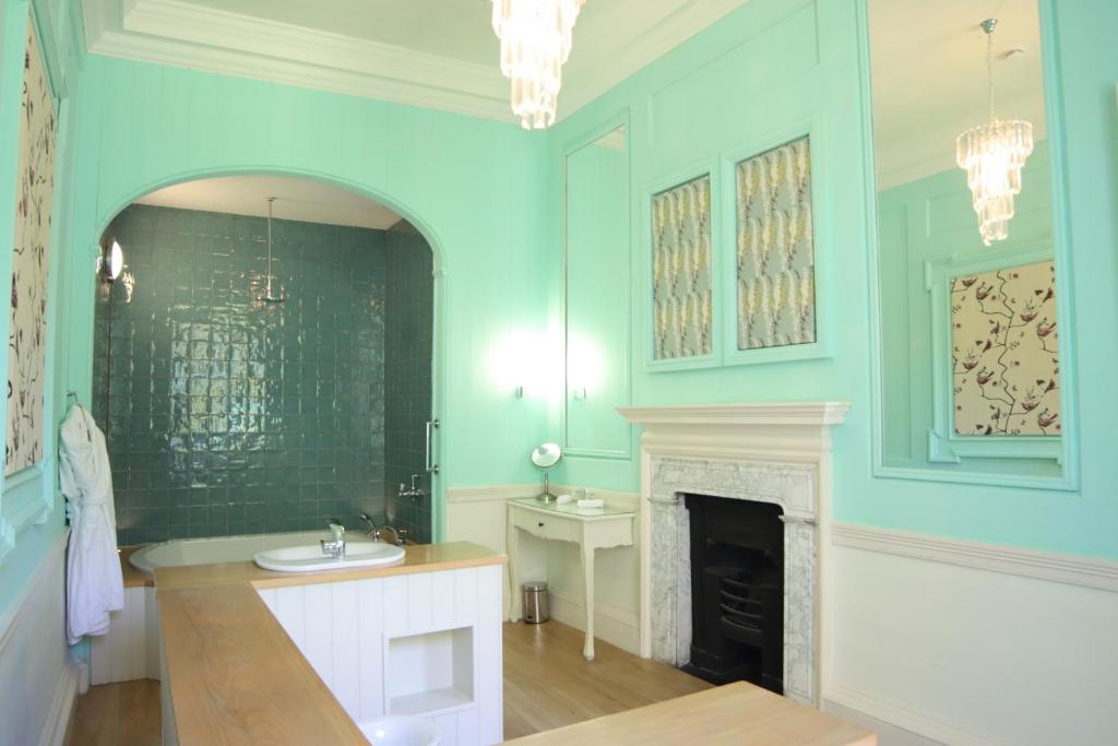 Ein Badezimmer in der Unterkunft Plas Nanteos Mansion