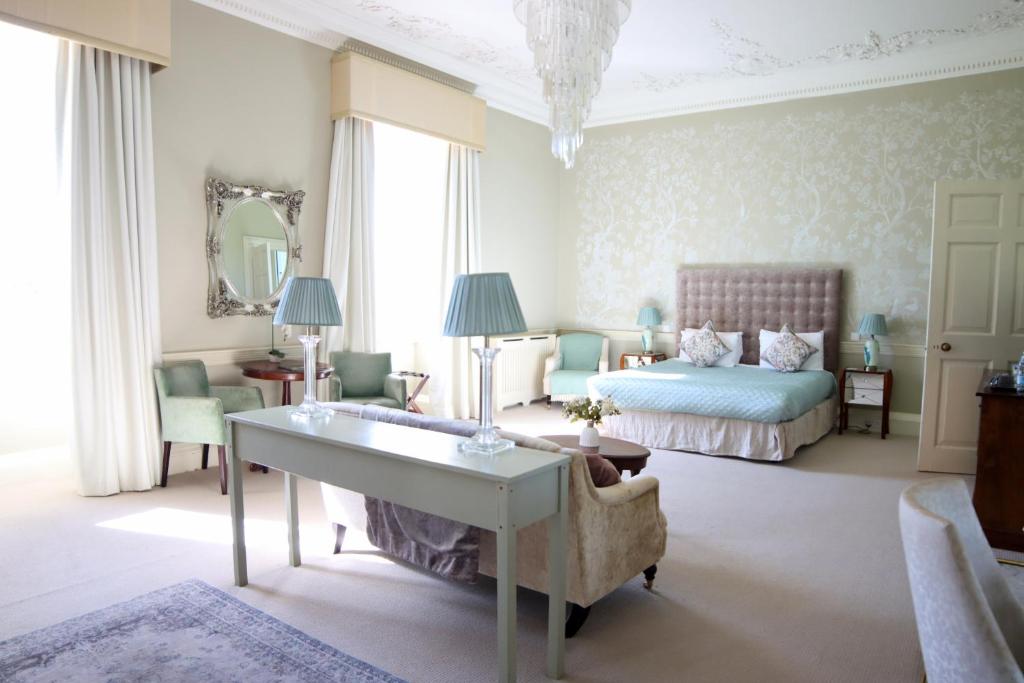 Ein Bett oder Betten in einem Zimmer der Unterkunft Plas Nanteos Mansion