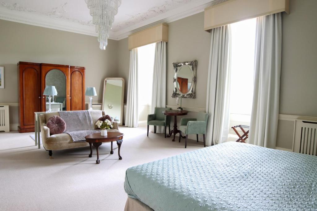 Ein Sitzbereich in der Unterkunft Plas Nanteos Mansion