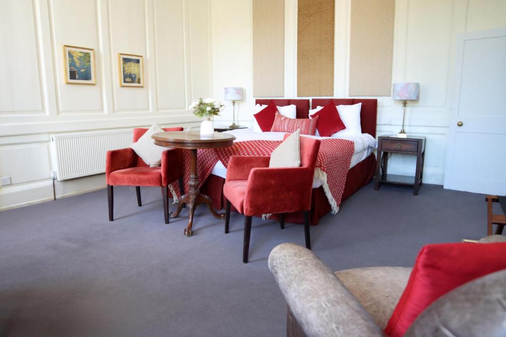 Ein Sitzbereich in der Unterkunft Plas Nanteos Mansion