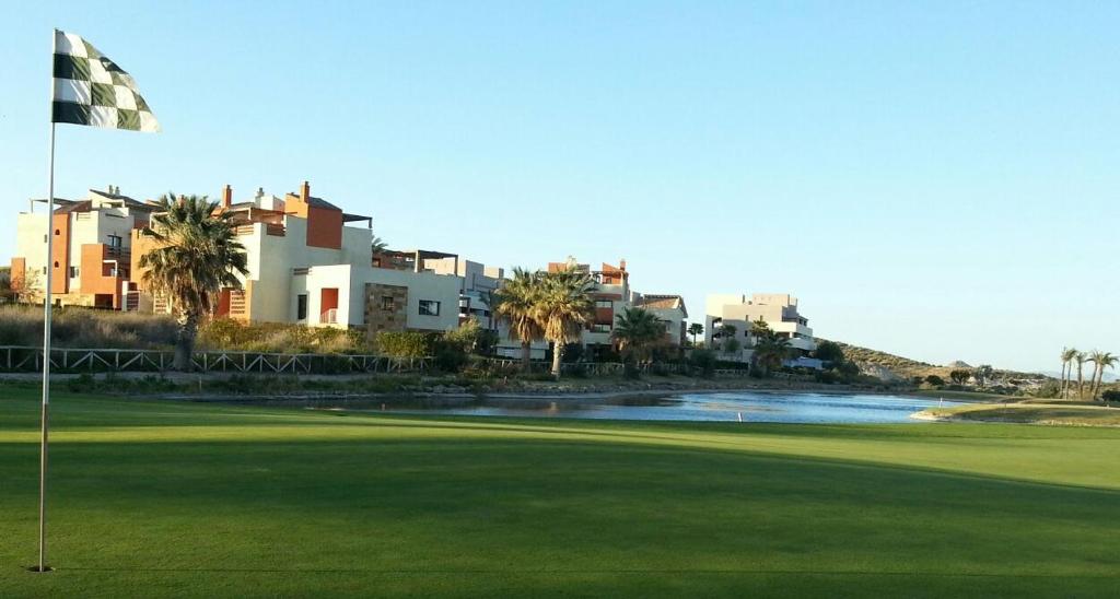 ベラにあるApartamento unifamiliar Golf Vera urb privada y tranquilaのリゾートの景色を望むゴルフコース