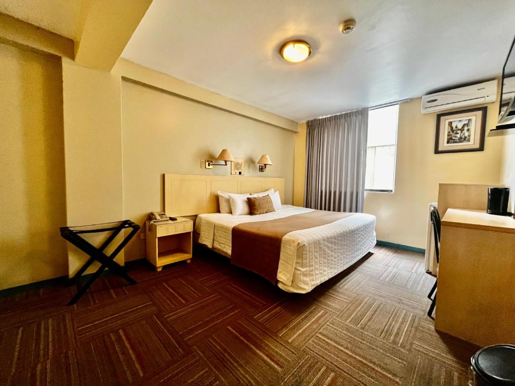 Postel nebo postele na pokoji v ubytování Embajadores Hotel