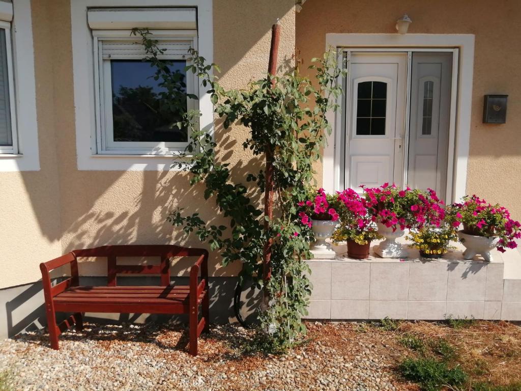 En have udenfor Ezo Apartmanház Balatonberény