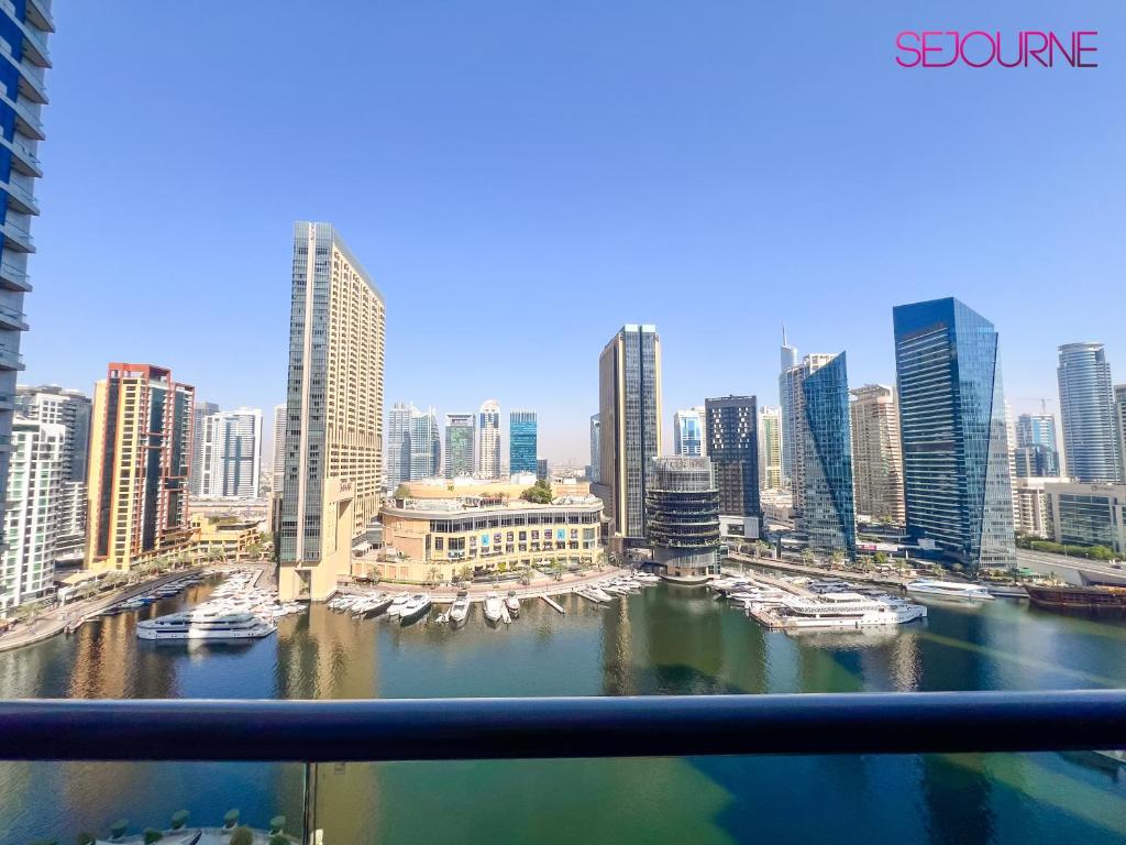 Nespecifikovaný výhled na destinaci Dubaj nebo výhled na město při pohledu z apartmánu