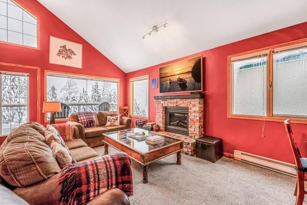 Χώρος καθιστικού στο Fresh Tracks Retreat - Ski In Out Mtn View & Private Hot Tub