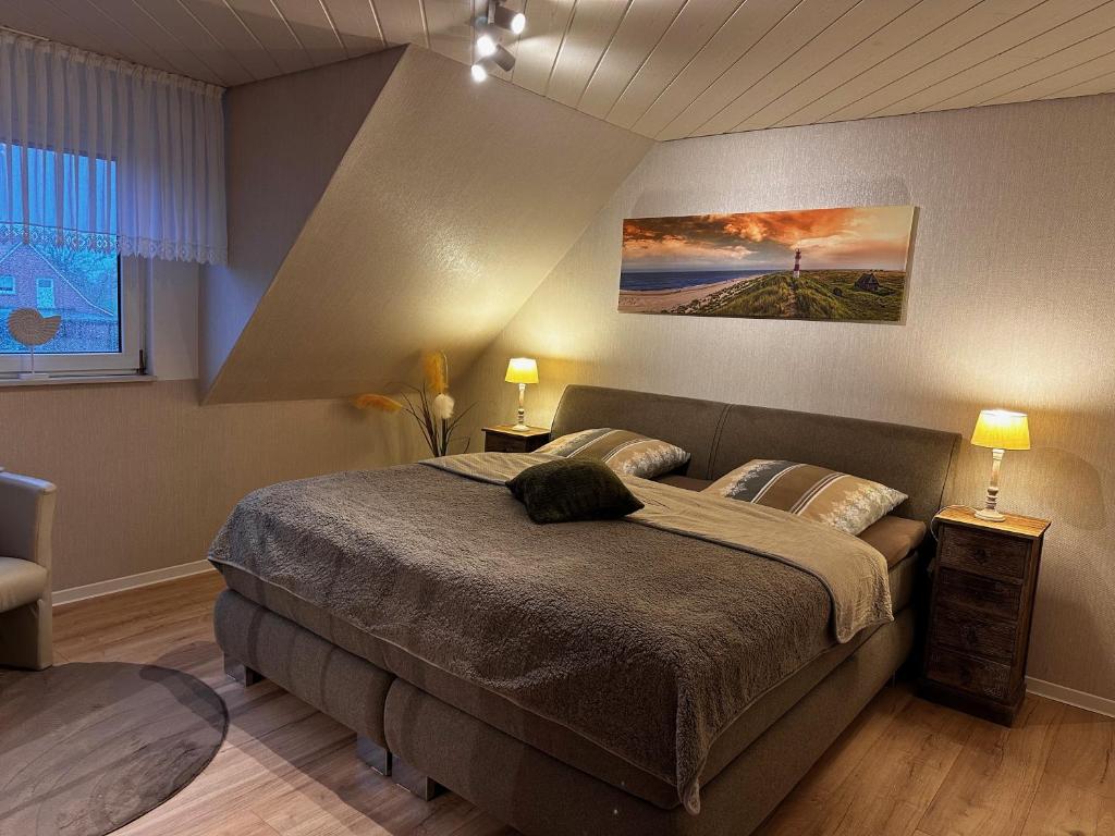 Postel nebo postele na pokoji v ubytování Ferienwohnung Lara "Im Herzen von Ostfriesland"