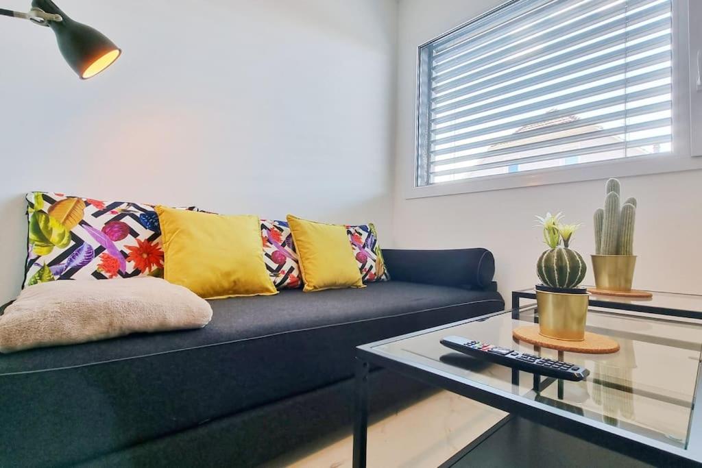 un salon avec un canapé et une table en verre dans l'établissement NEW - Le Modern One at Swiss border, à Saint-Louis