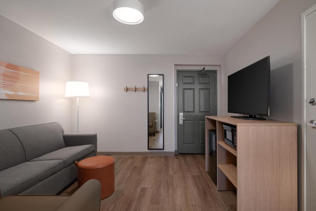 TV a/nebo společenská místnost v ubytování Spark by Hilton Destin