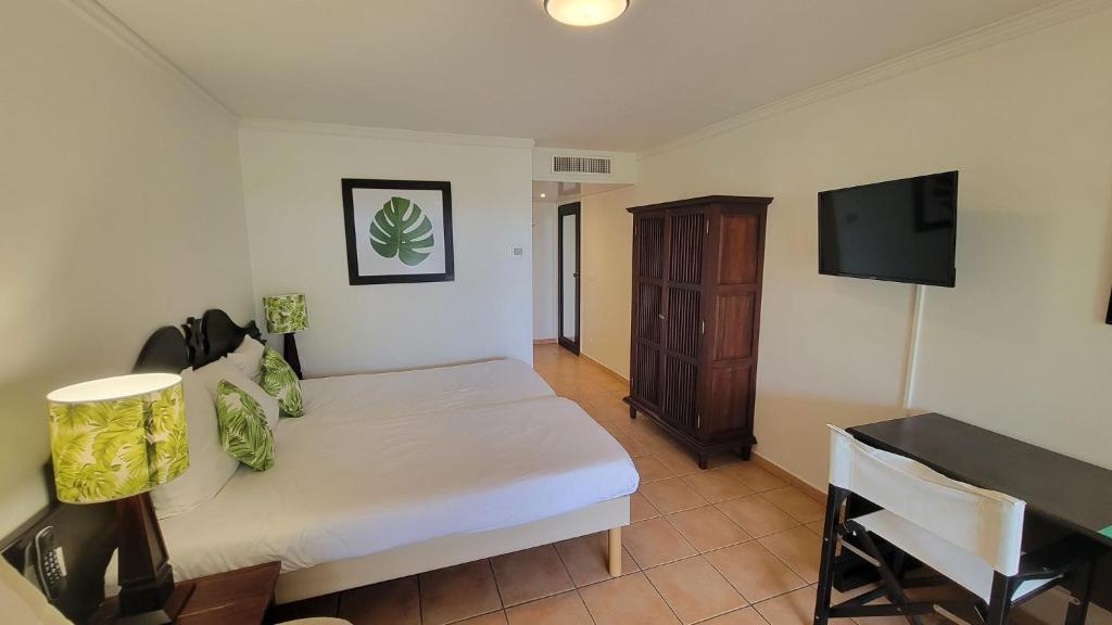 TV a/nebo společenská místnost v ubytování Appartement avec vue mer en Guadeloupe