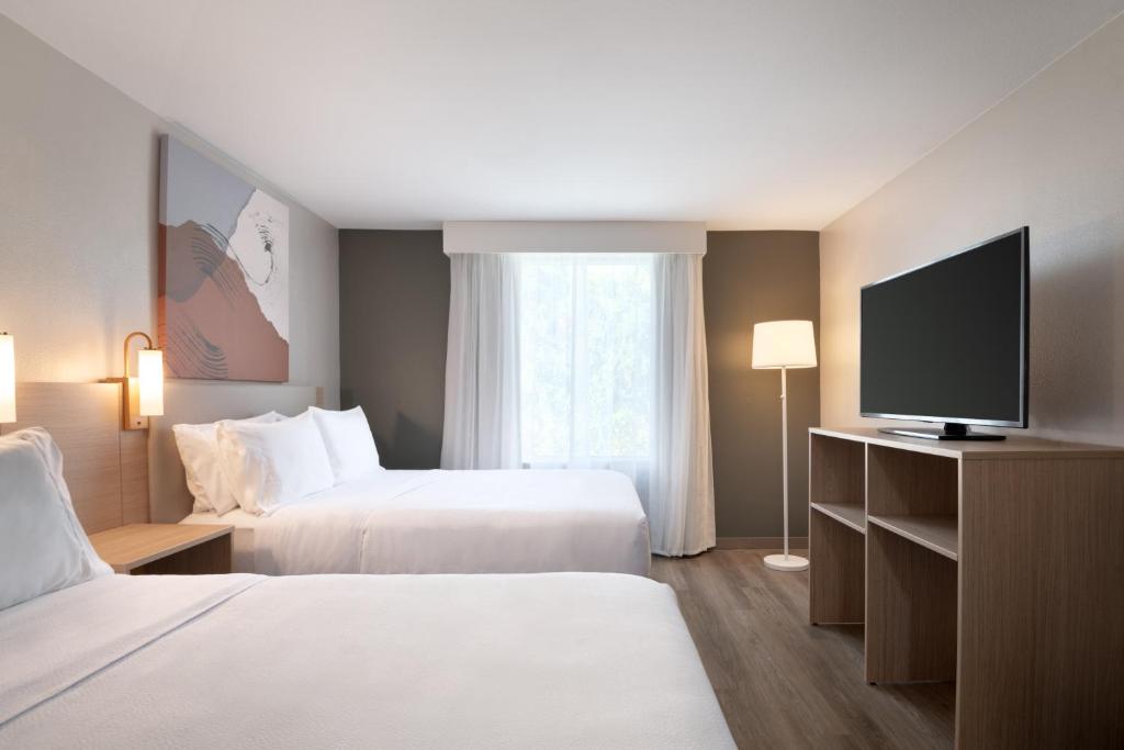 Postel nebo postele na pokoji v ubytování Spark by Hilton Destin