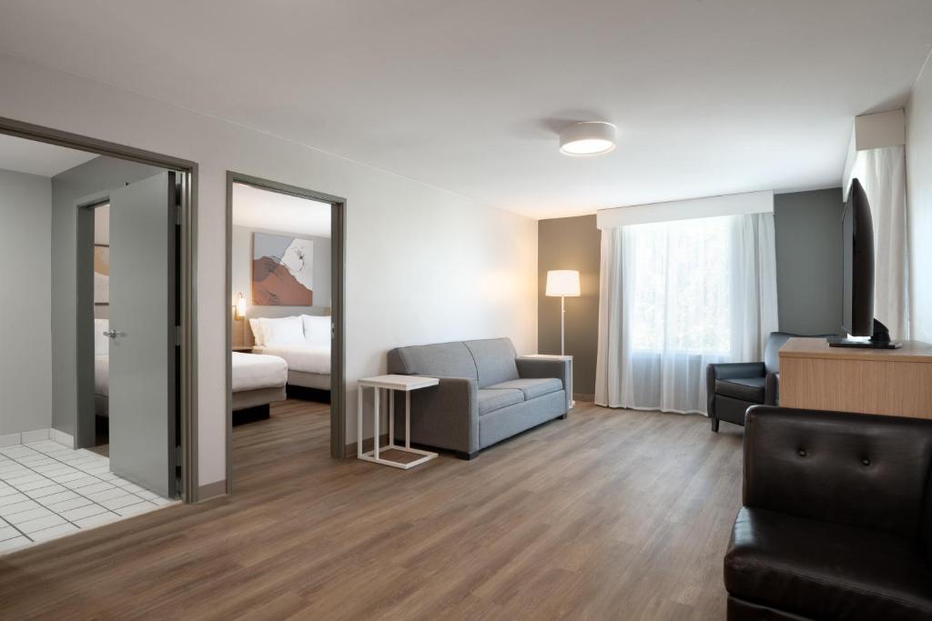 Postel nebo postele na pokoji v ubytování Spark by Hilton Destin