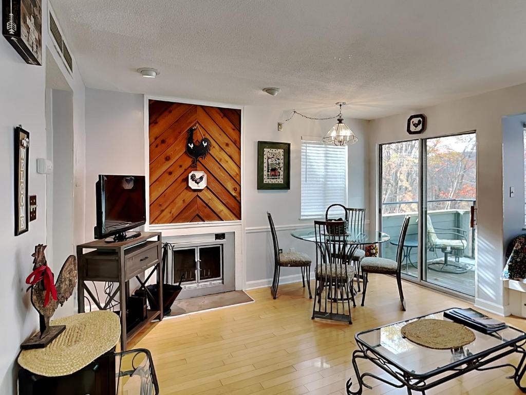 A Tennessee Joy, 1 Bedroom, Indoor Pool, WiFi, Fireplace, Sleeps 2 - Housity