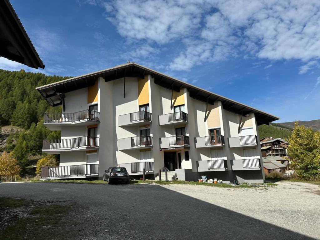 un bâtiment avec des balcons sur le côté dans l'établissement Appartement foux d’allos 6 couchages, à Allos