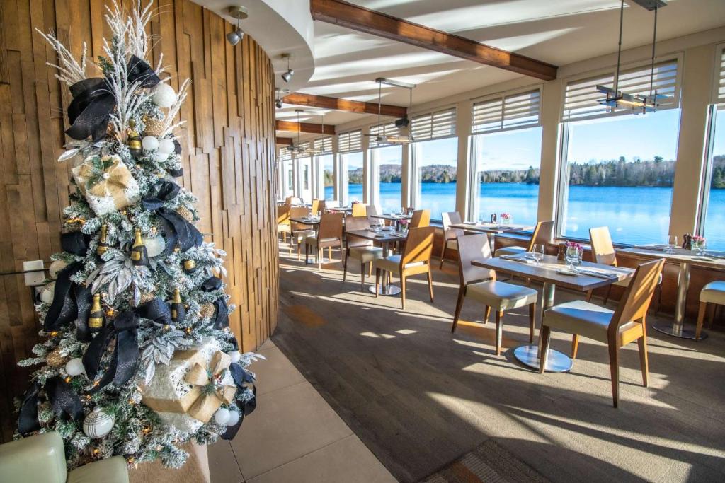 Výhled na řeku, která protéká v blízkosti hotelu