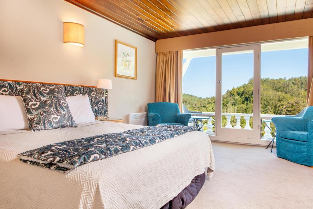 Postel nebo postele na pokoji v ubytování Waitakere Resort & Spa