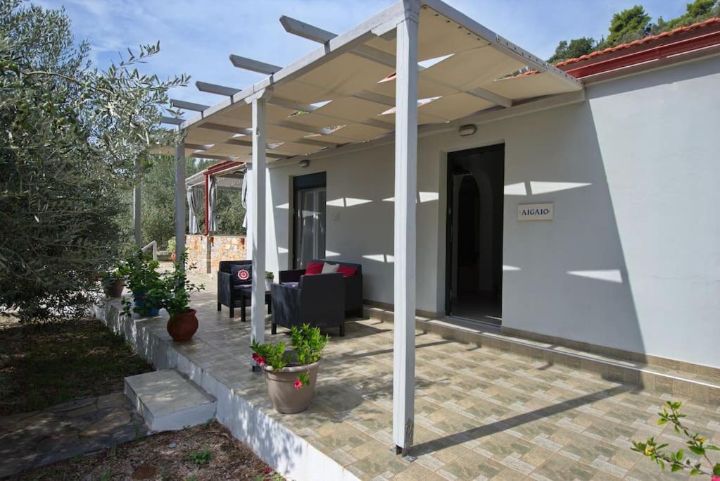 Το κτήριο όπου στεγάζεται  η παραθεριστική κατοικία