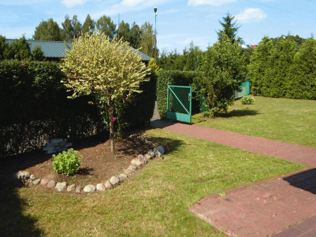 Ogród w obiekcie Holiday home by the lake, Rosnowo