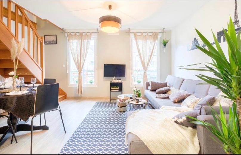 un salon avec un canapé et une table dans l'établissement Duplex Disney, à Chessy