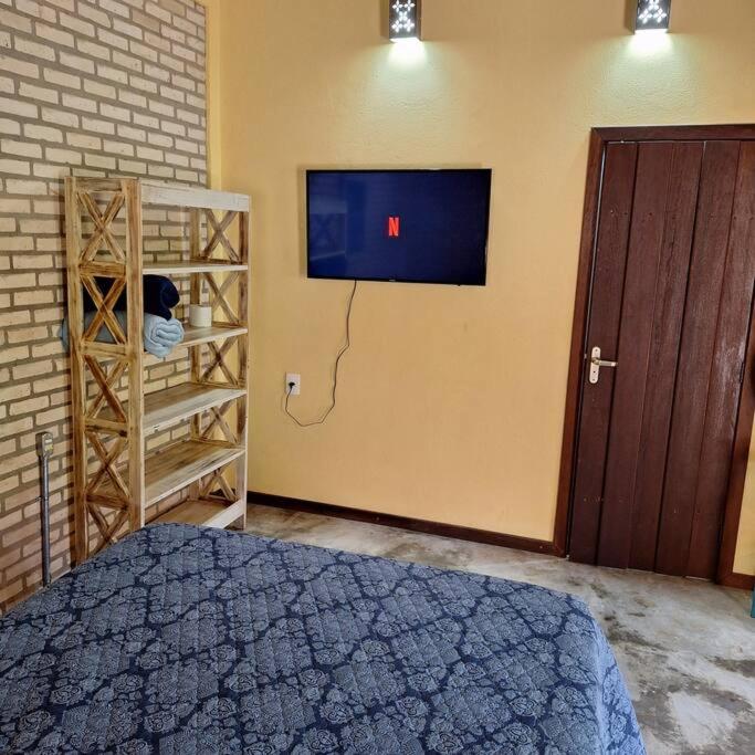 TV a/nebo společenská místnost v ubytování Chalé da LUA Natureza Cachoeira Paz