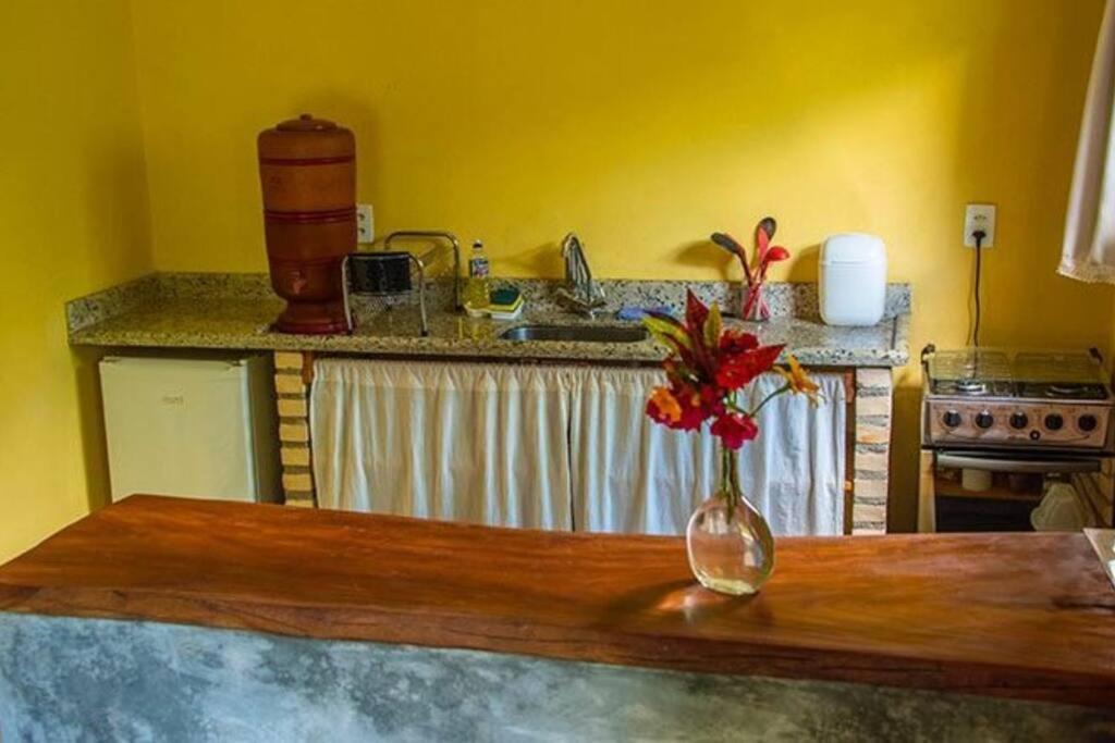 Kuchyň nebo kuchyňský kout v ubytování Chalé da LUA Natureza Cachoeira Paz