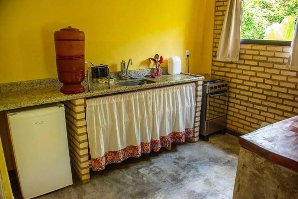 Kuchyň nebo kuchyňský kout v ubytování Chalé da LUA Natureza Cachoeira Paz
