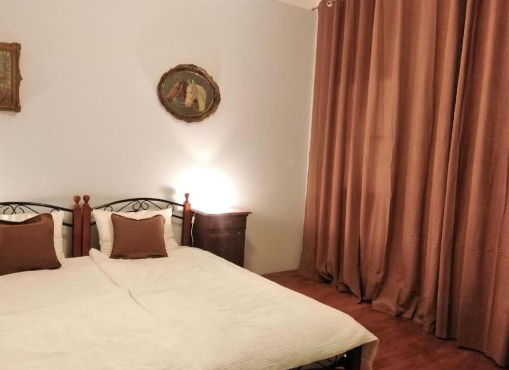 Postel nebo postele na pokoji v ubytování Šomin lagum - Guest house
