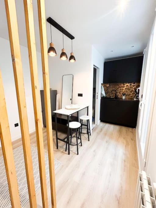une salle à manger avec une table et des chaises dans une pièce dans l'établissement Studio moderne - Canal St Martin, à Paris