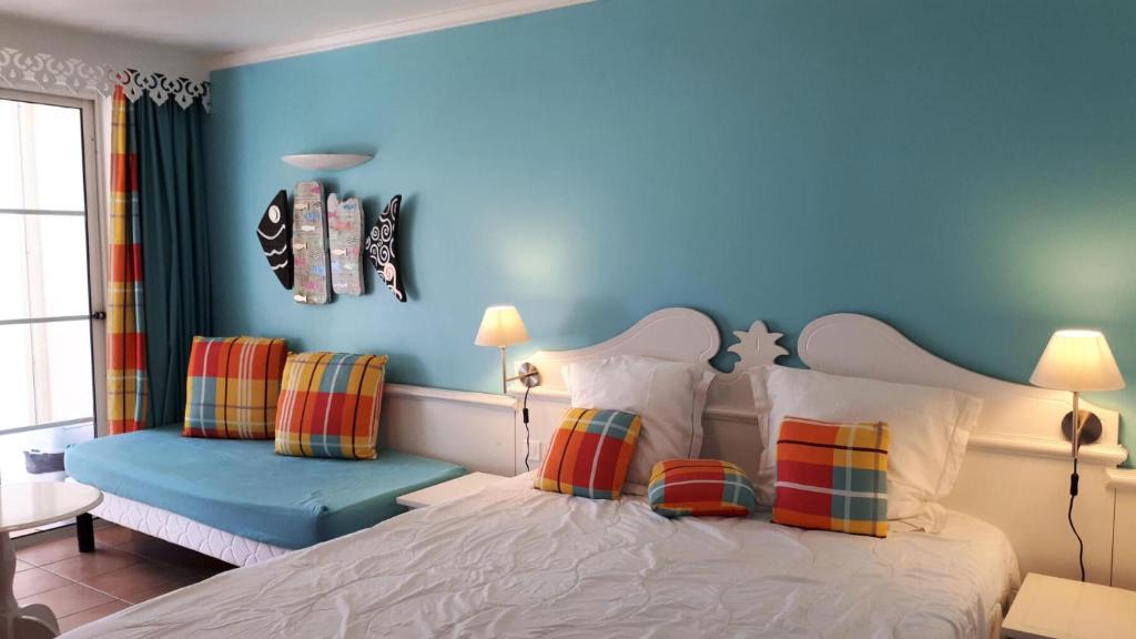a blue bedroom with a bed and a blue wall at Village Sainte Luce, Martinique - maeva Home - Studio 3 Personnes - Prestige MAE-7394 in Sainte-Luce